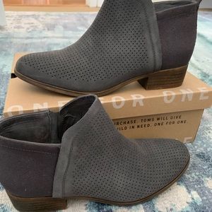 NEVER WORN Toms Booties